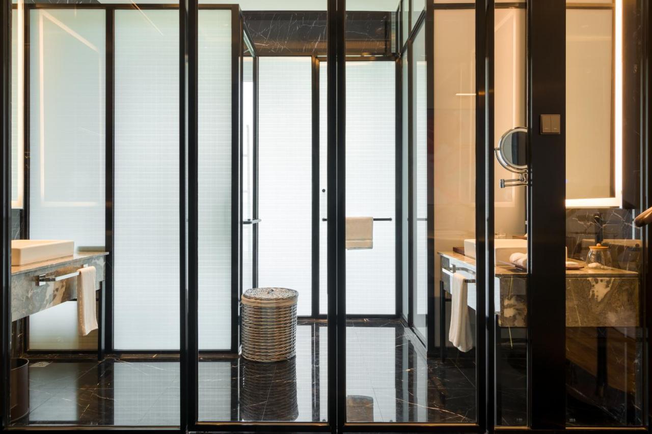 M Resort & Hotel Kuala Lumpur Ngoại thất bức ảnh A shower enclosure